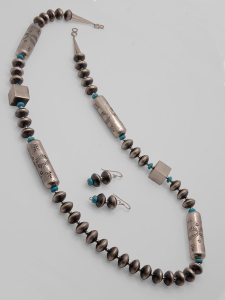 Grand Vintage Native American Navajo Turquoise Graduating Strand Sterling Silver Necklace Grand Vintage Native American Navajo Turquoise Graduating Strand Sterling Silver Necklace